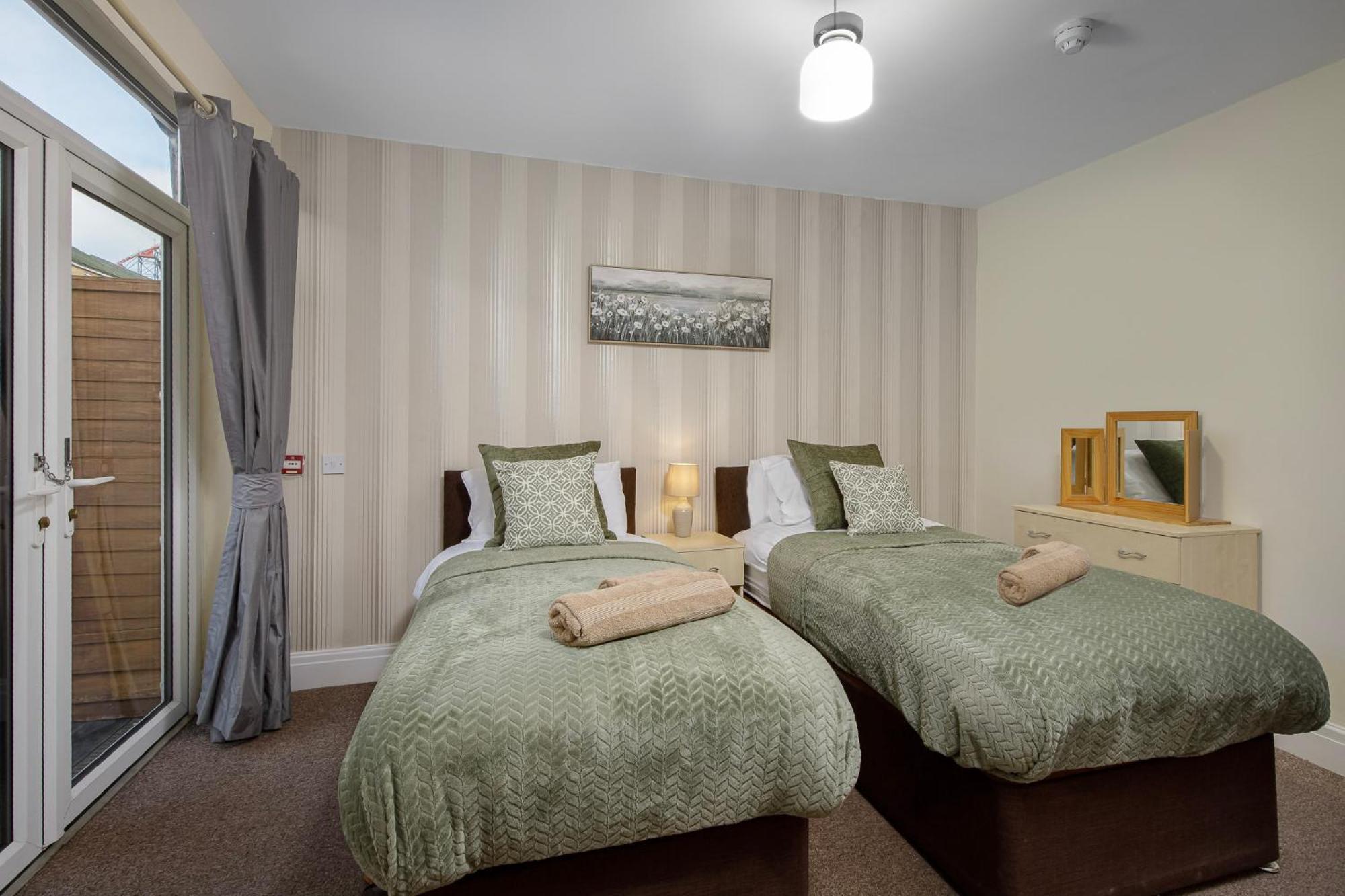 Arnside - Spacious 10-Bedroom Seaside Cottage Blackpool Buitenkant foto