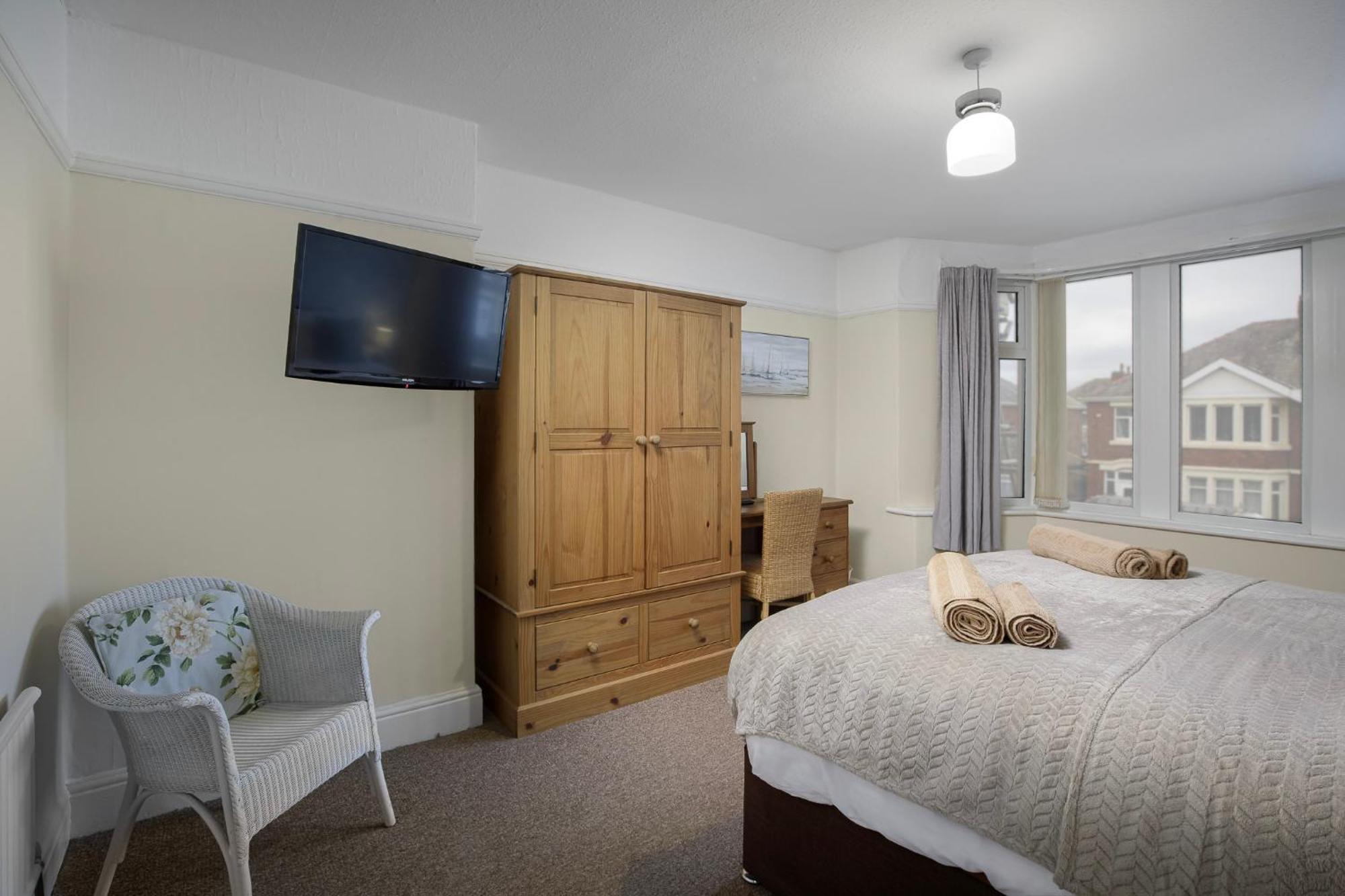 Arnside - Spacious 10-Bedroom Seaside Cottage Blackpool Buitenkant foto